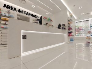 Farmacia bianca con visual merchandising: arredamento e illuminazione LED firmati PH Design